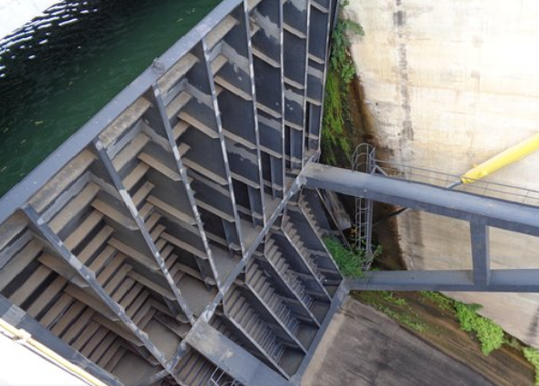 Serviço de manutenção hidráulica industrial em sistemas de alta pressão realizado pela Hidraumática