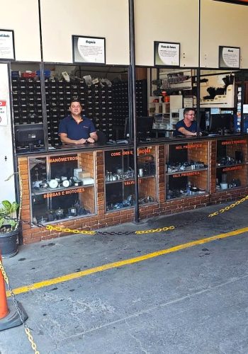 Colaborador da Hidraumática atendendo clientes no balcão da loja em Juiz de Fora, especializada em sistemas hidráulicos e pneumáticos.